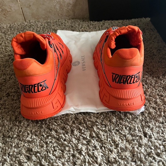 Versace - Picture 2 of 4